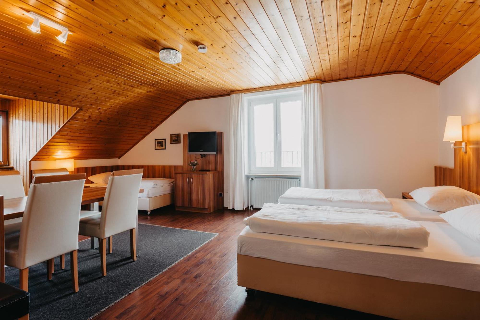 Hirschenwirt Hotel ไอชเตทท์ ภายนอก รูปภาพ