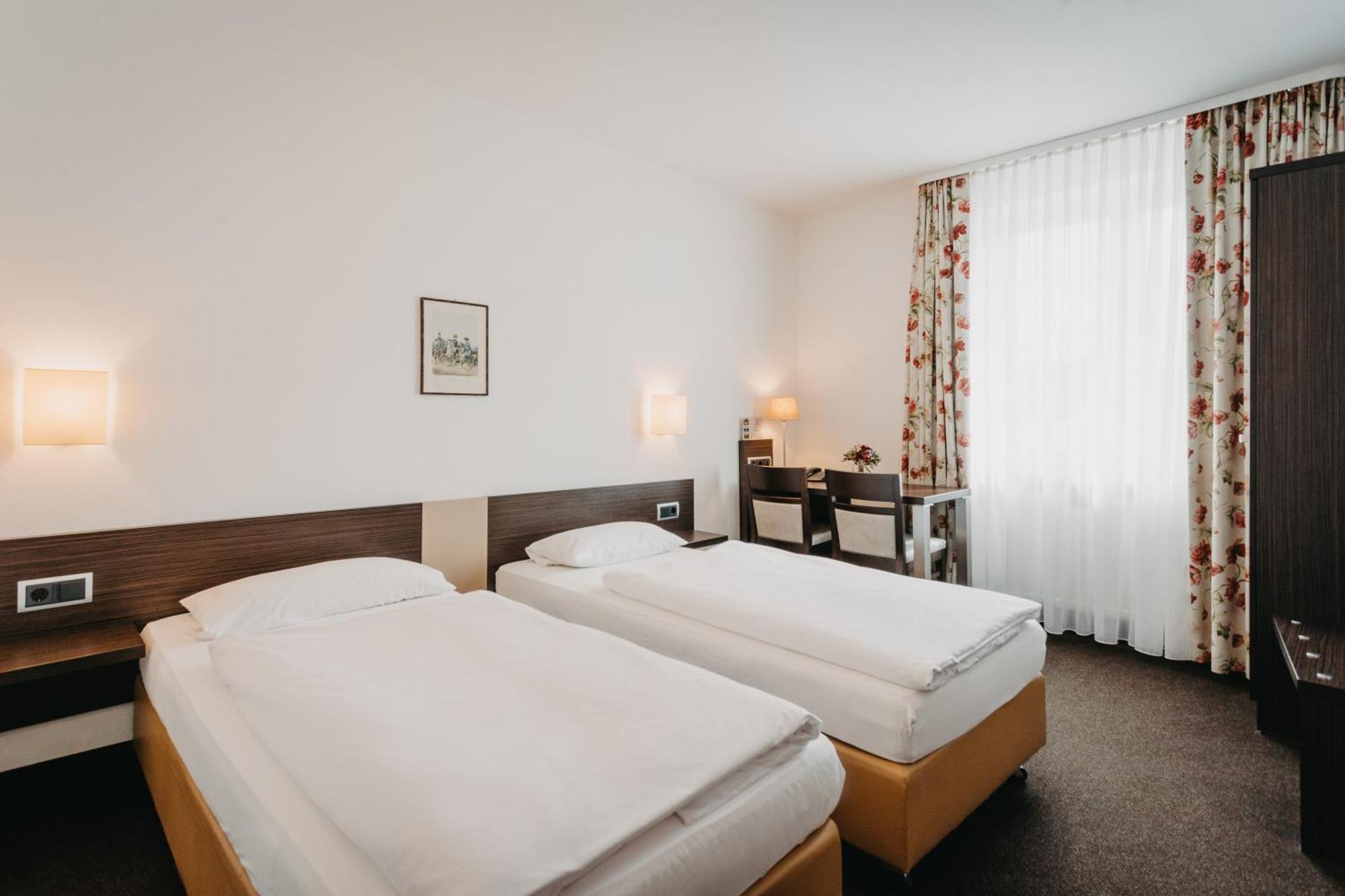 Hirschenwirt Hotel ไอชเตทท์ ภายนอก รูปภาพ